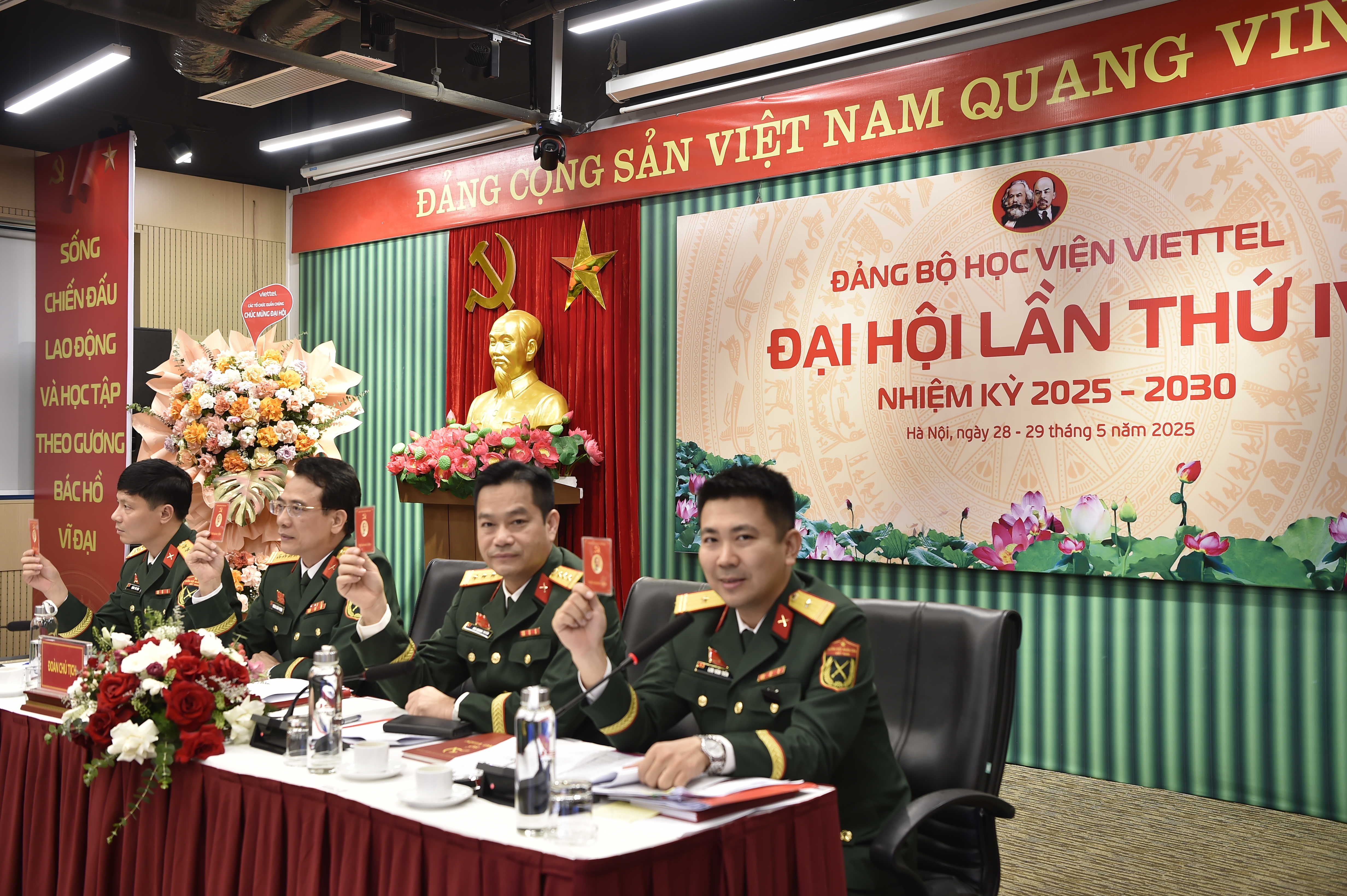 ảnh giơ thẻ 1